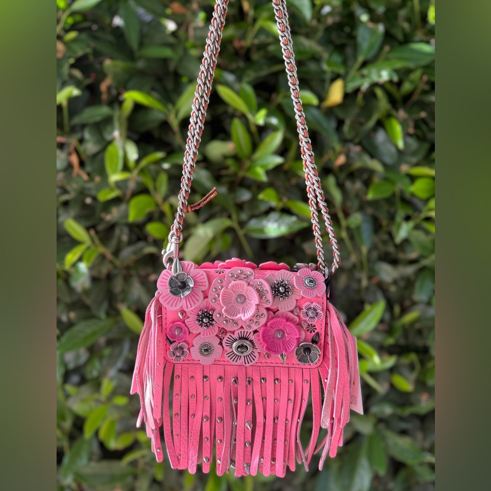 NWT COACH Flower Shoulder Chain Wallet 175 Dinkier Pebble Leather Fringe Pink
